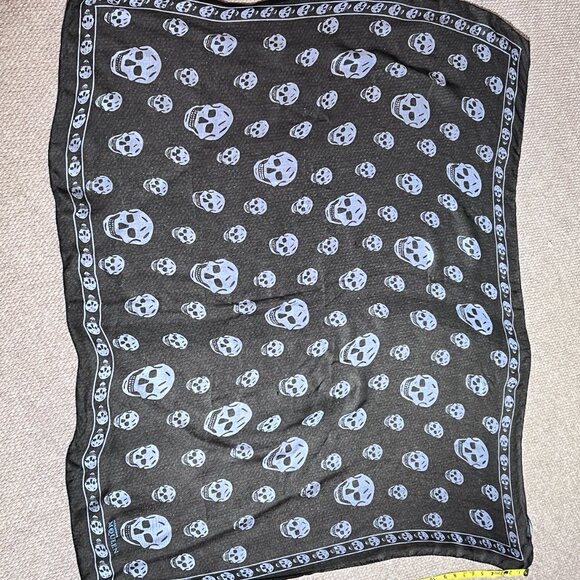 Alexander McQueen Silk Large Iconic Skull Scarf Shawl Black White - Picture 8 of 8